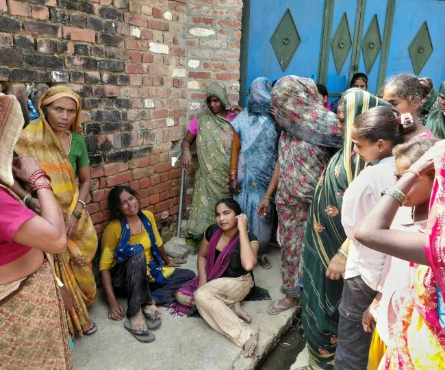 फतेह नगला गांव में घटनास्थल पर विलाप करते स्वजन। जागरण